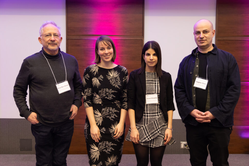 De gauche à droite, les chercheurs de Vector Shai Ben-David, Franziska Boenisch, Vered Shwartz et Sageev Oore lors du symposium de recherche de Vector. 