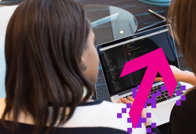 Deux femmes regardant un clavier